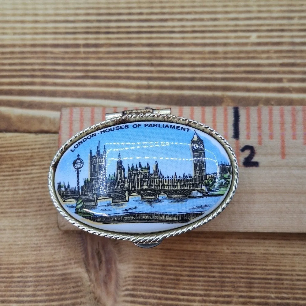 VTG PILL BOX Porcelain London Houses Of Parliament Oval Pillbox Souvenir Metal